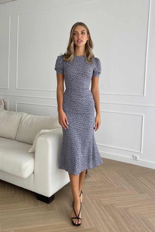 Платье миди приталенного силуэта с коротким рукавом