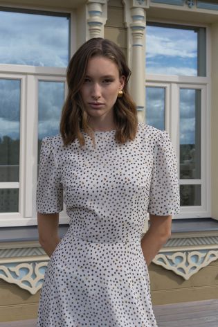 Платье-миди с юбкой-солнце и коротким рукавом