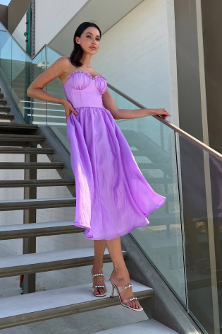 Платье-миди со сборкой на чашке и юбке