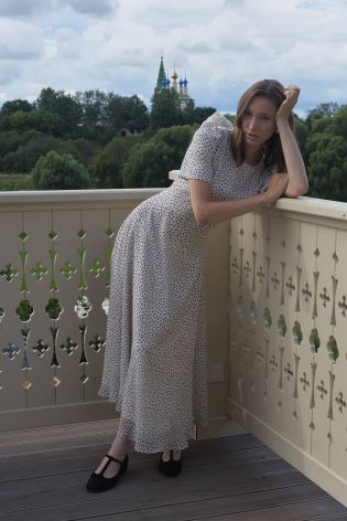 Платье-миди с юбкой-солнце и коротким рукавом