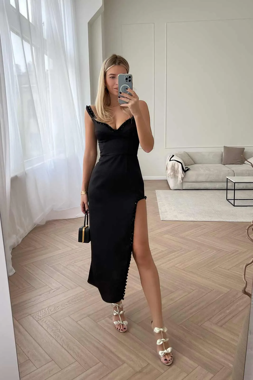 Советы по выбору украшений для черного платья с круглым вырезом: фото и рекомендации