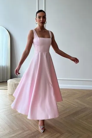 Ярко розовое платье образ (63 фото)